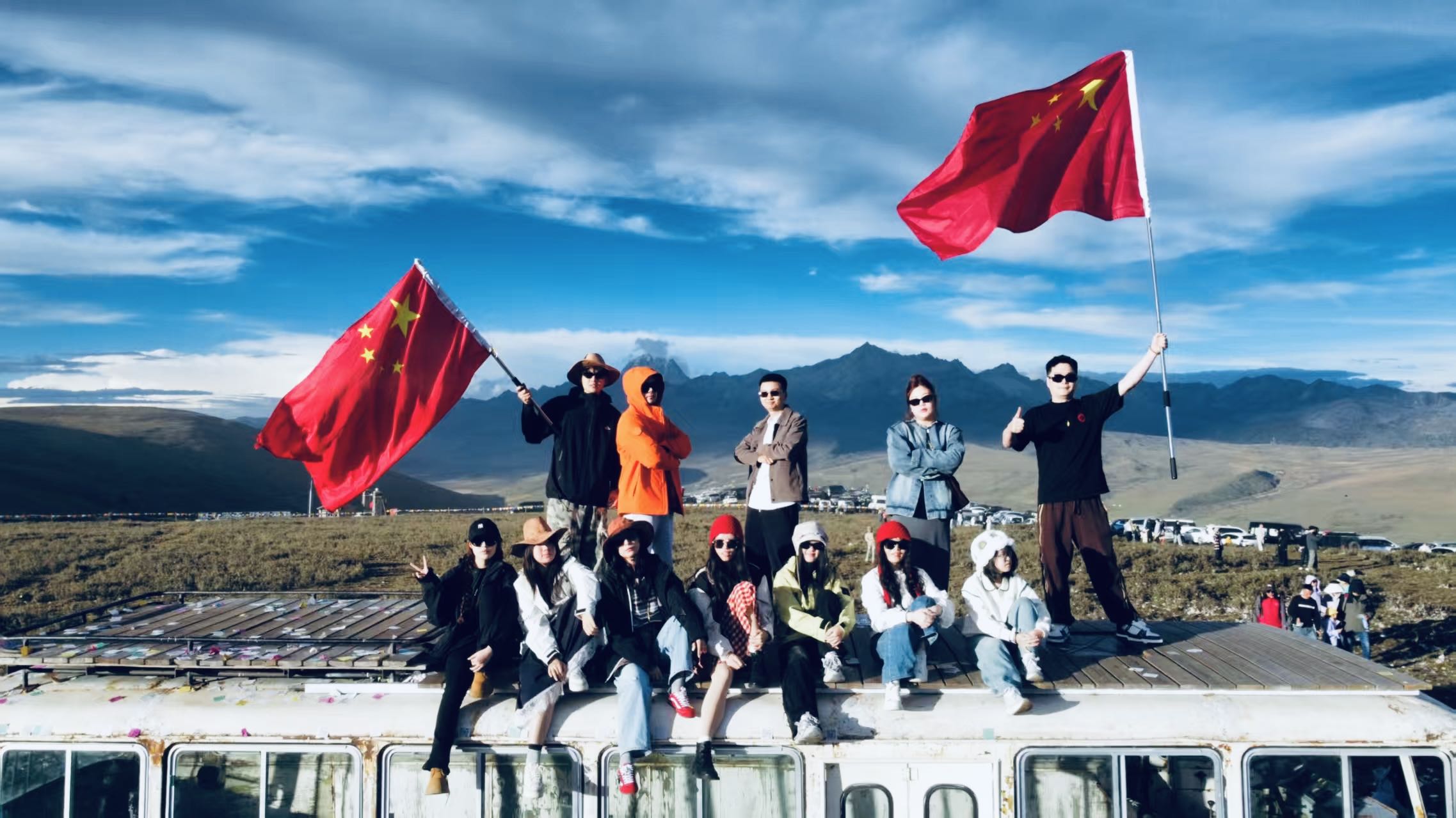 垭口车顶举旗合影